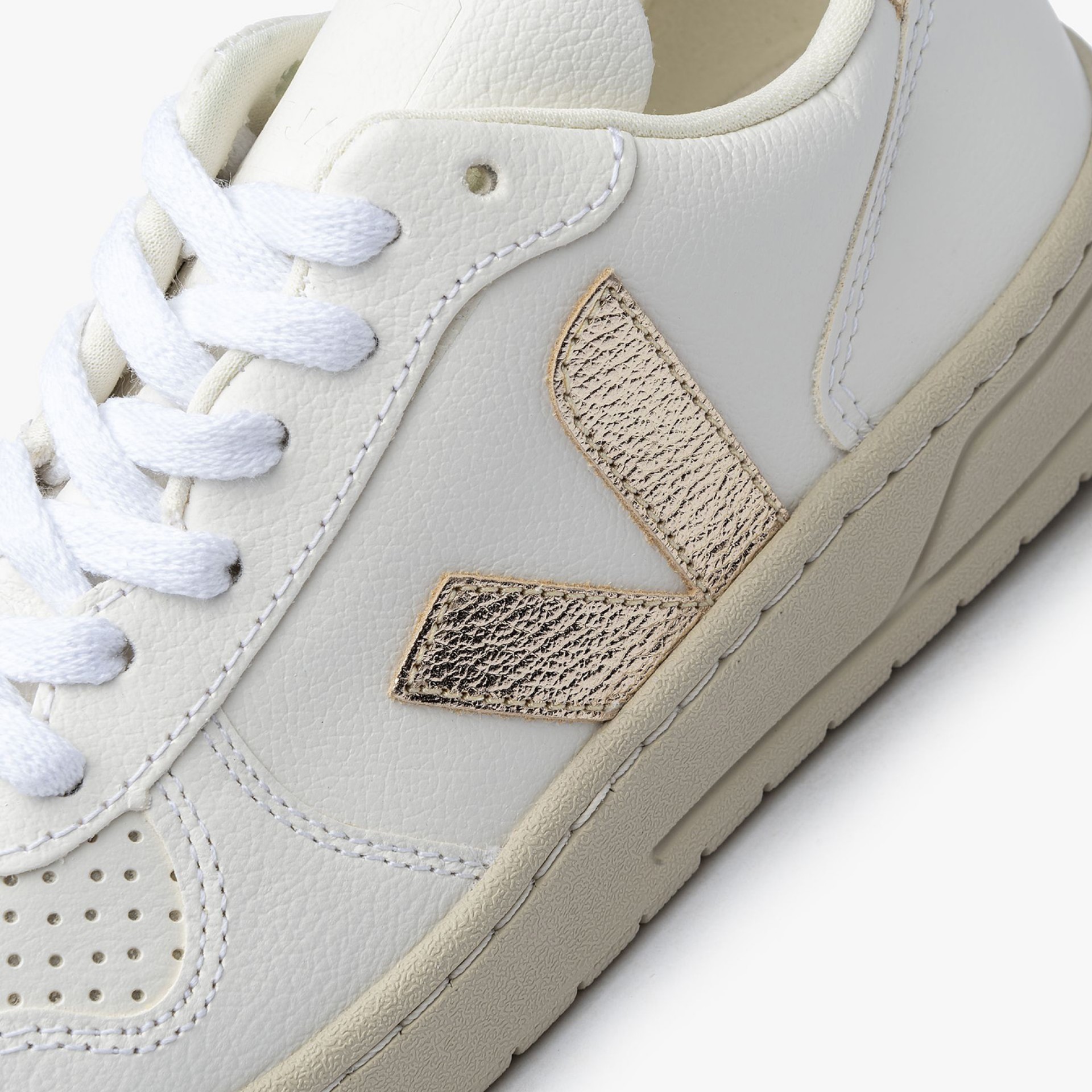 Veja V-10 Chromefree Leather