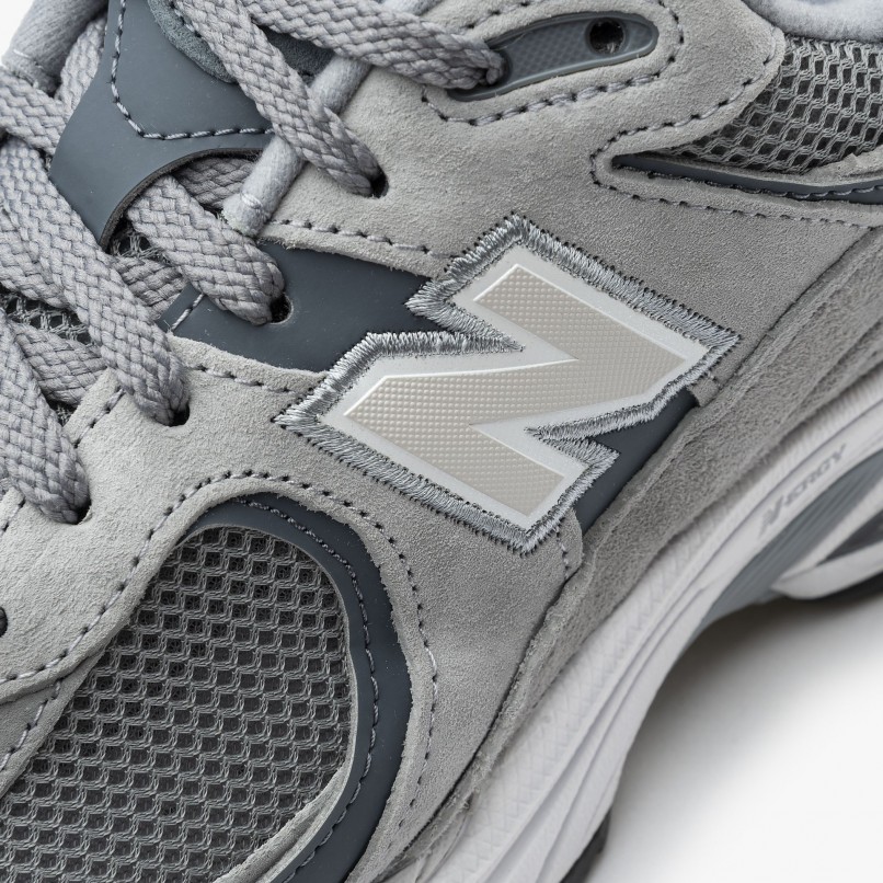 New Balance M2002